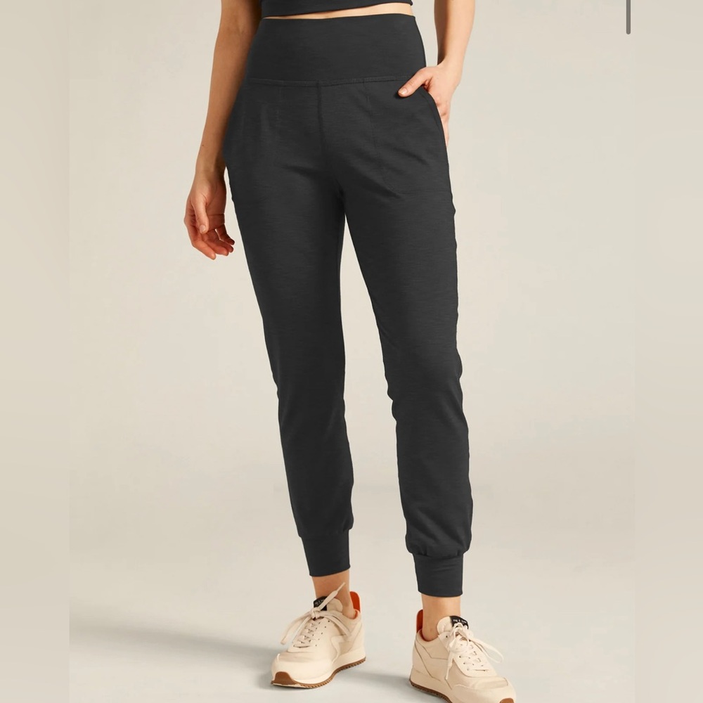 NWT Heather Rib Midi Jogger by Beyond Yoga Heather Black size Medium